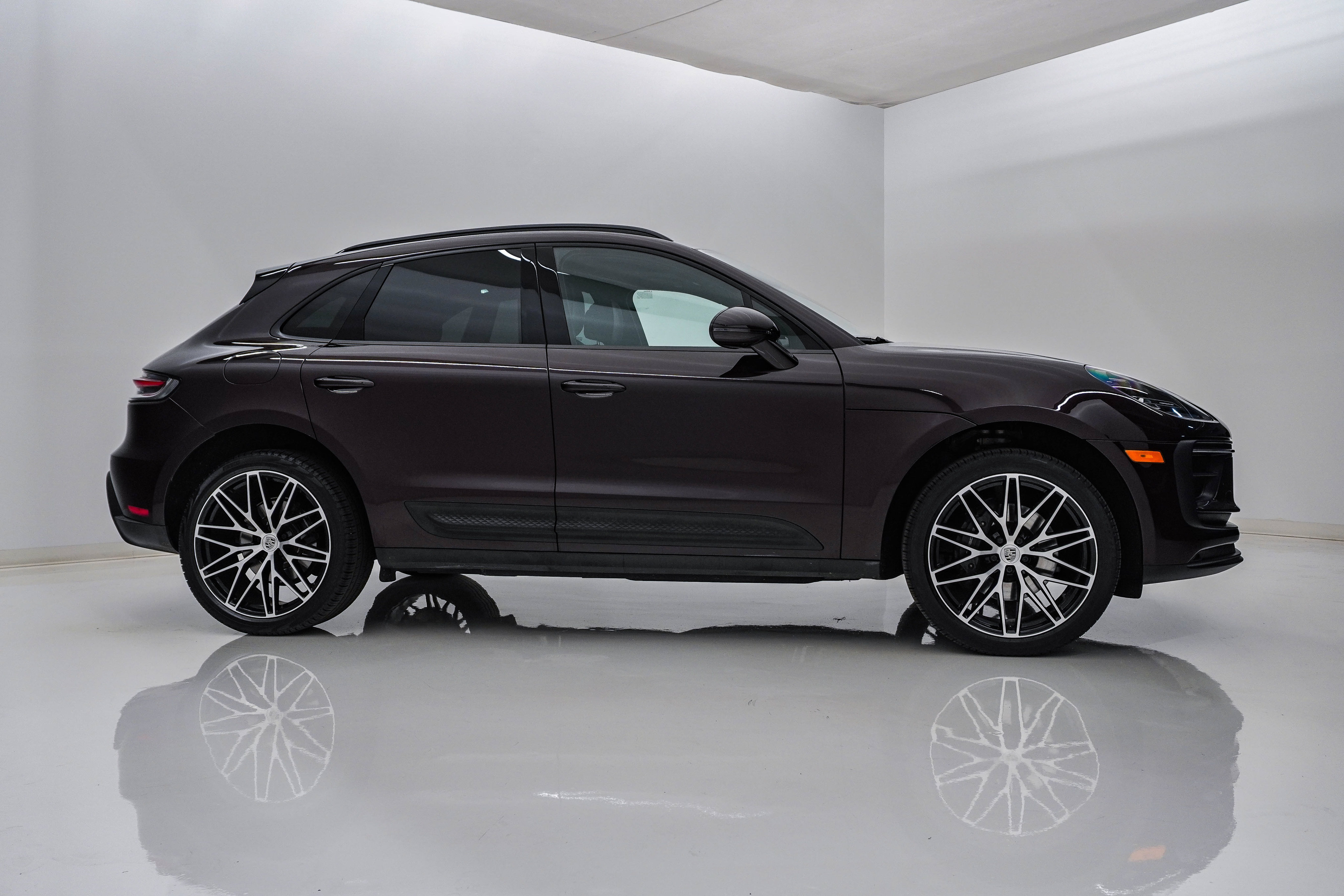 Certified 2023 Porsche Macan Turbo AWD/4WD image 9