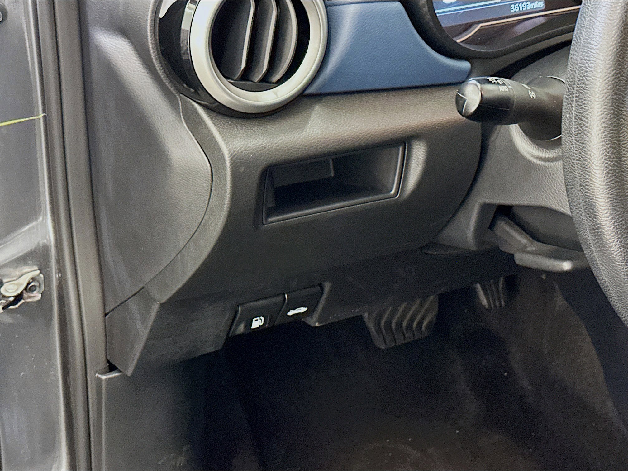 Used 2025 Nissan Versa SV FWD image 17