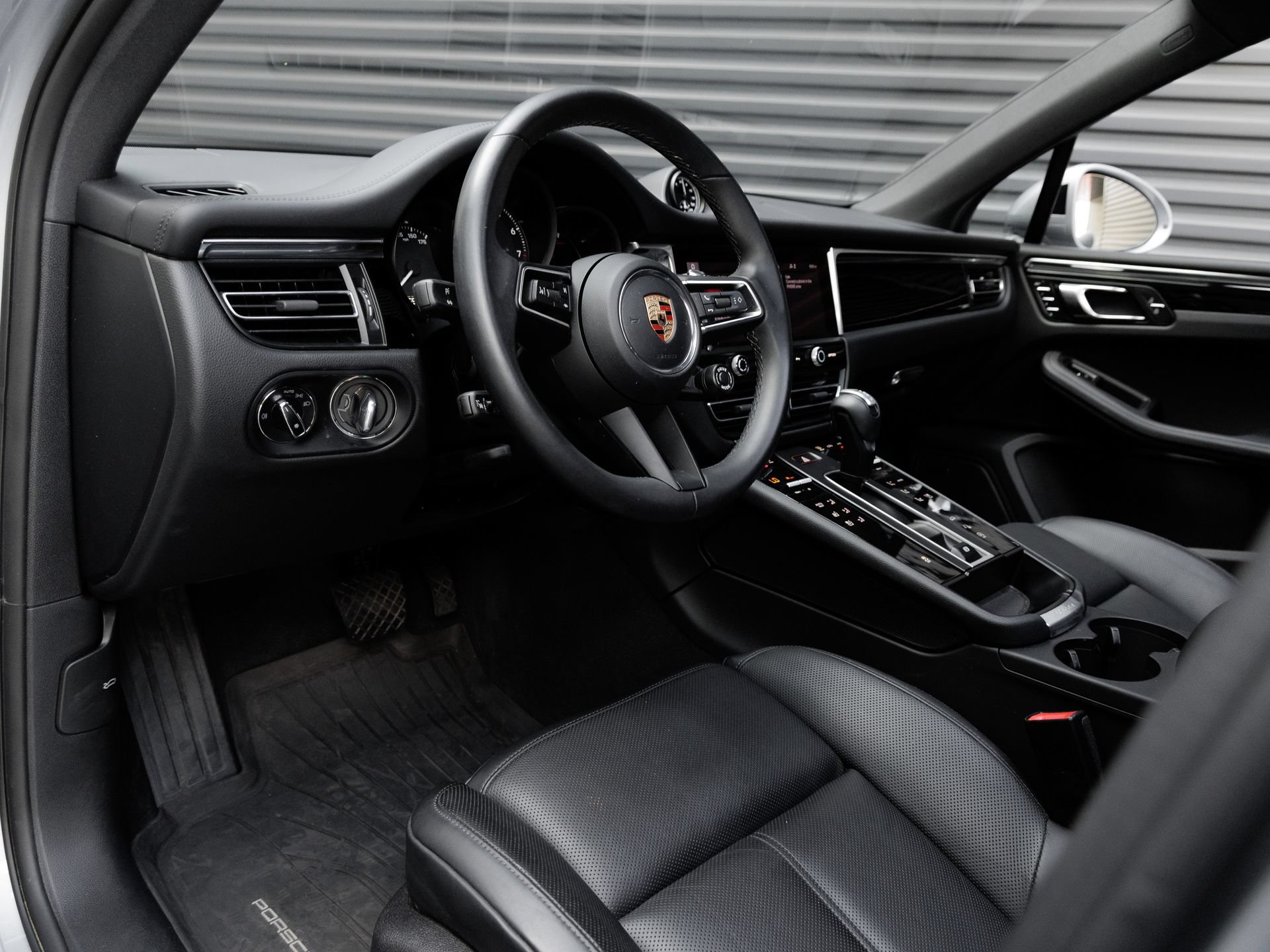 Certified 2026 Porsche Macan AWD/4WD image 4