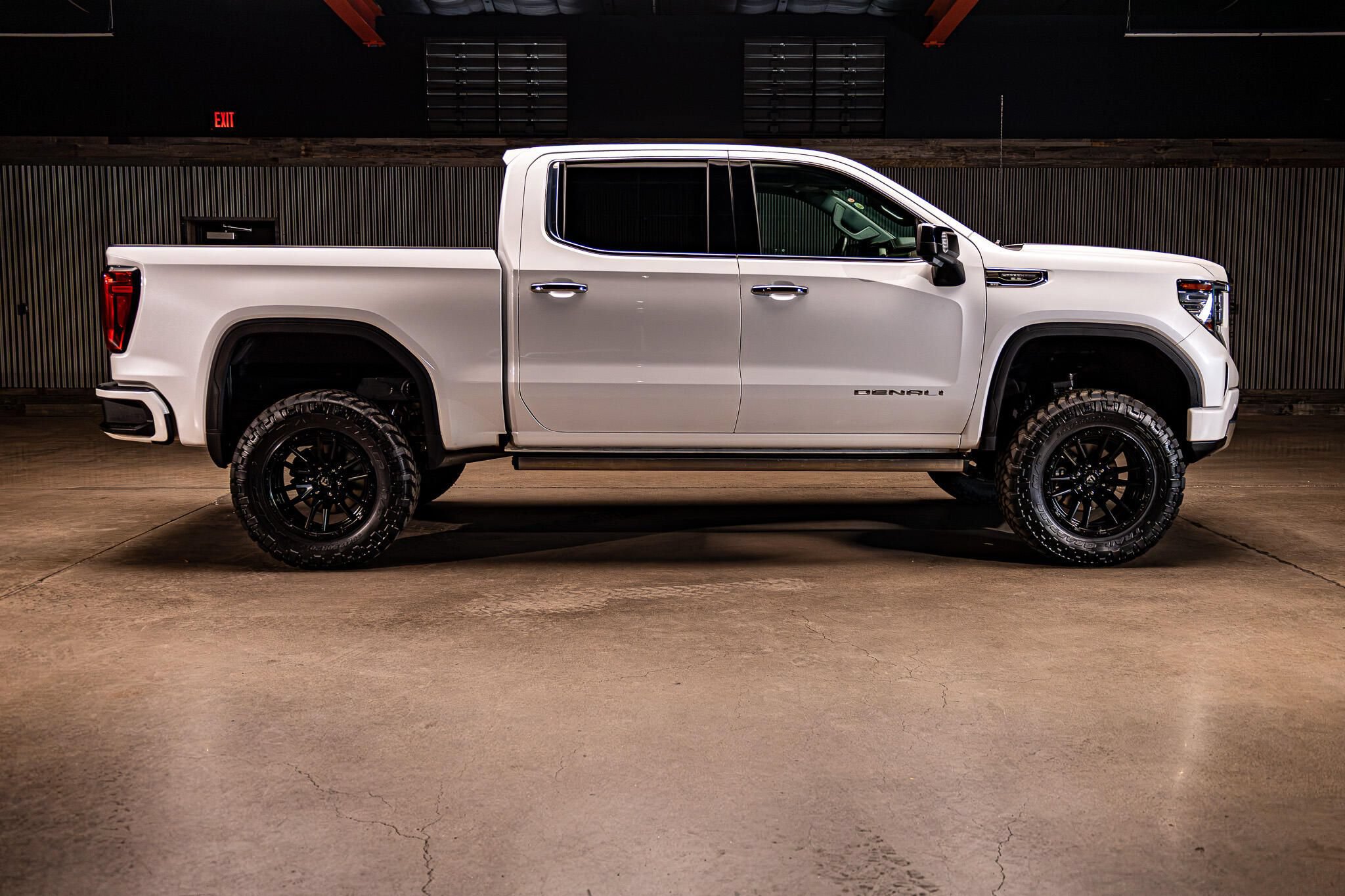 Used 2023 GMC Sierra 1500 Denali w/ Denali Carbonpro Edition AWD/4WD image 11