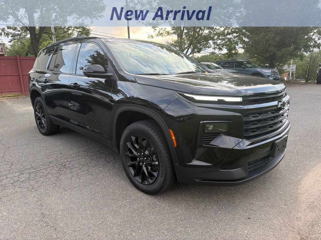 Used 2024 Chevrolet Traverse LT w/ Midnight/Sport Edition AWD/4WD image 2