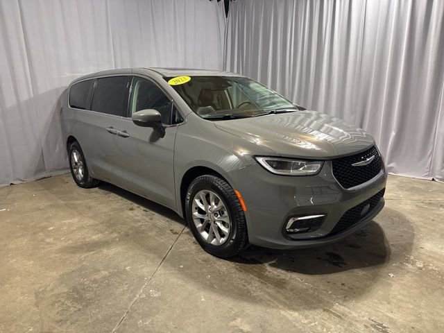 Used 2023 Chrysler Pacifica Touring-L image 7