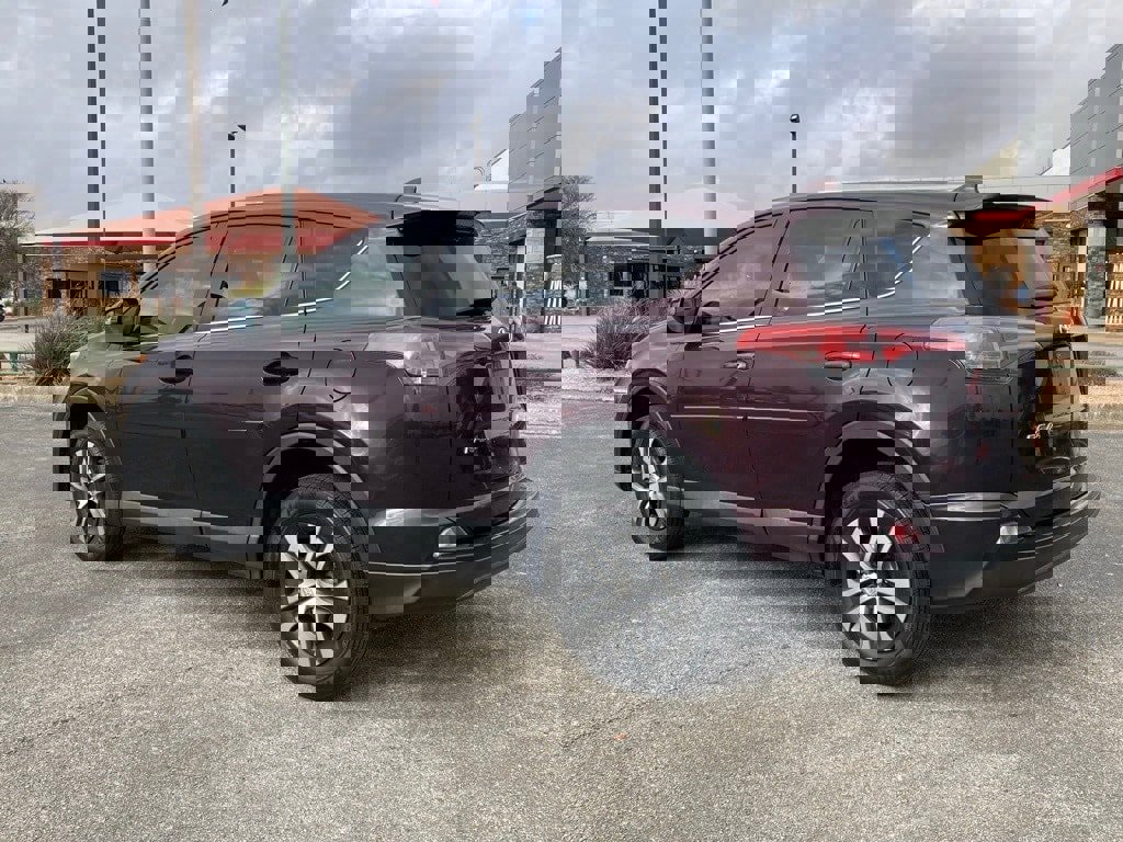 Used 2018 Toyota RAV4 LE image 7