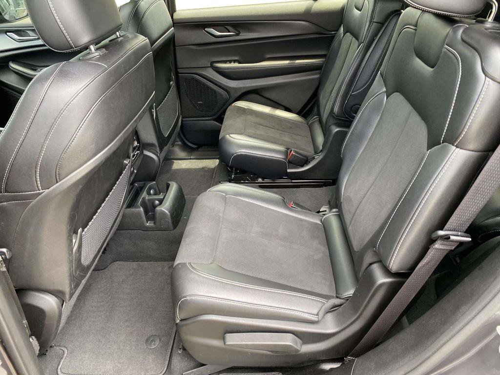 Used 2025 Jeep Grand Cherokee L Altitude RWD image 10