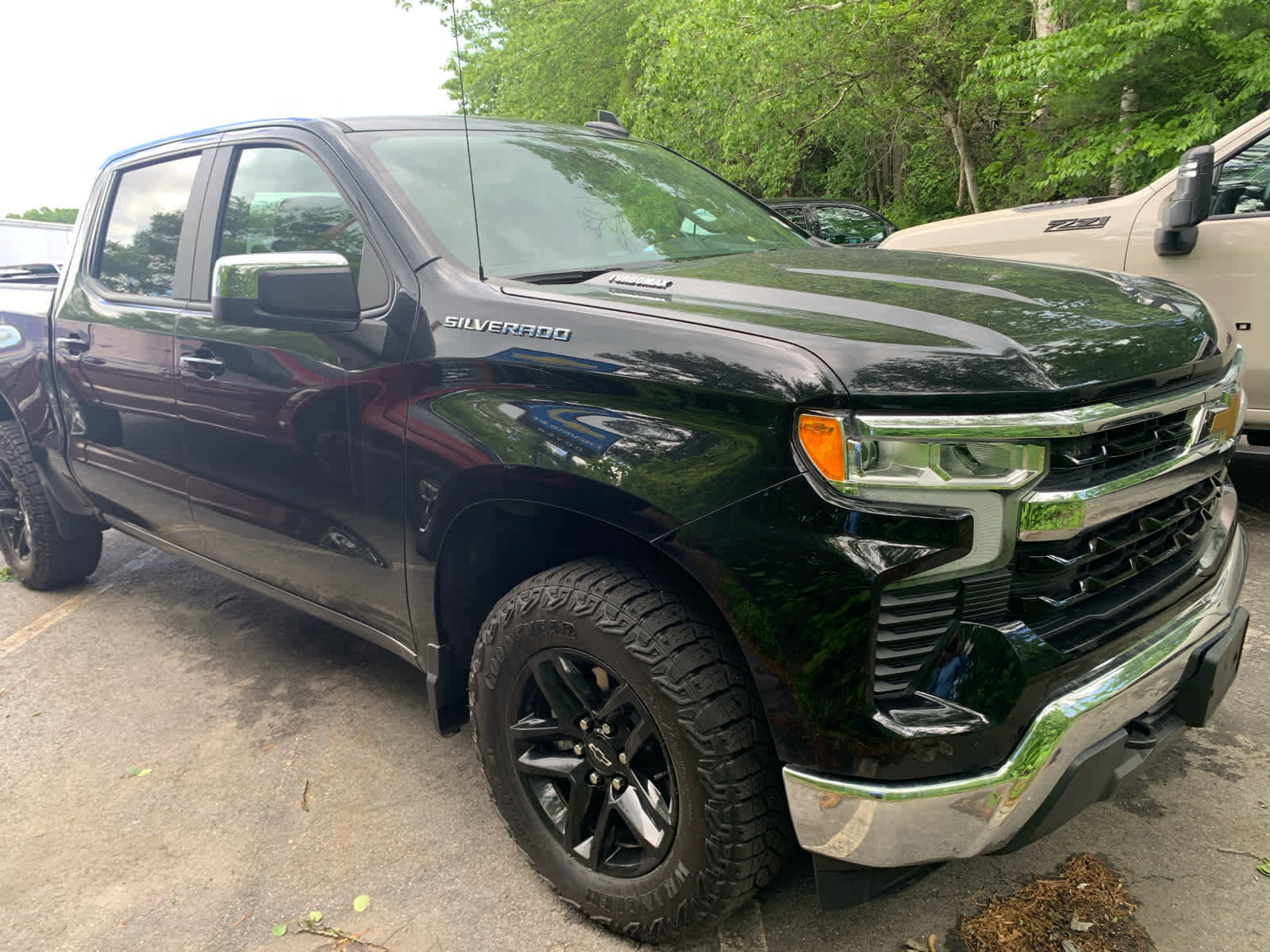 Used 2025 Chevrolet Silverado 1500 LT AWD/4WD image 2