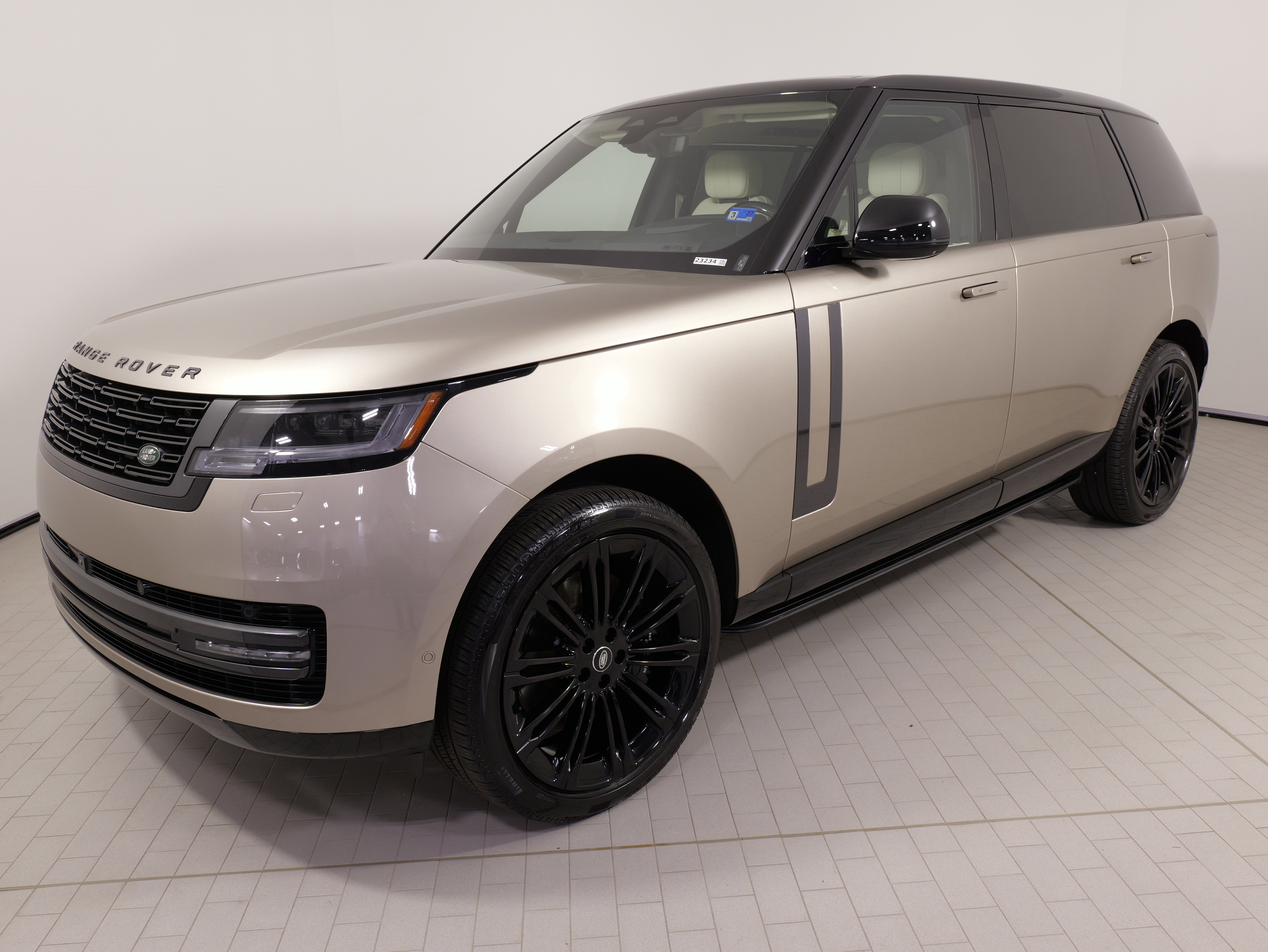 Used 2025 Land Rover Range Rover Long Wheelbase SE image 3
