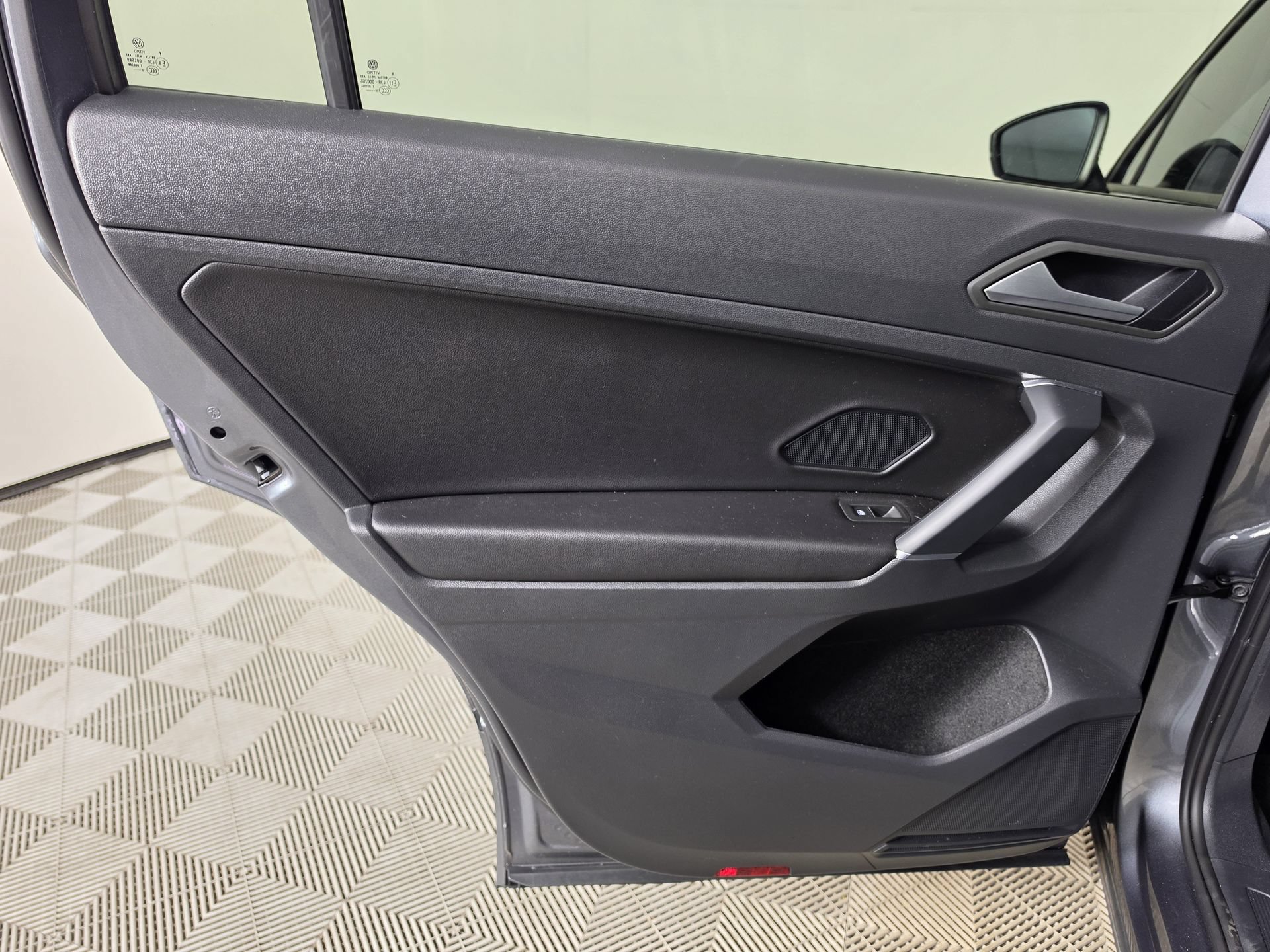 Used 2020 Volkswagen Tiguan SE R-Line FWD image 24