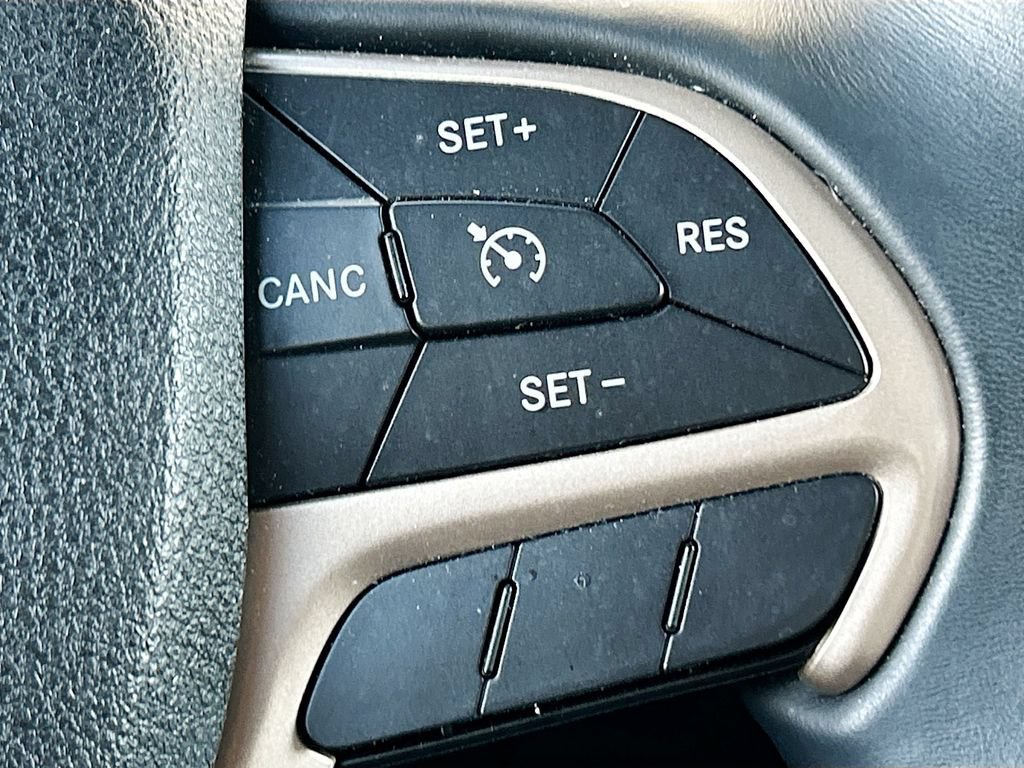 Used 2017 Jeep Grand Cherokee Laredo RWD image 34