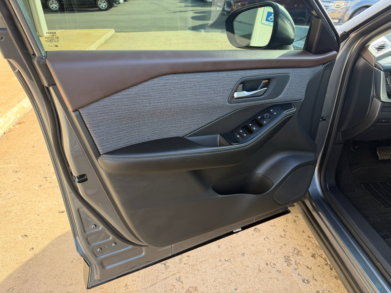 Used 2023 Nissan Rogue SV image 11