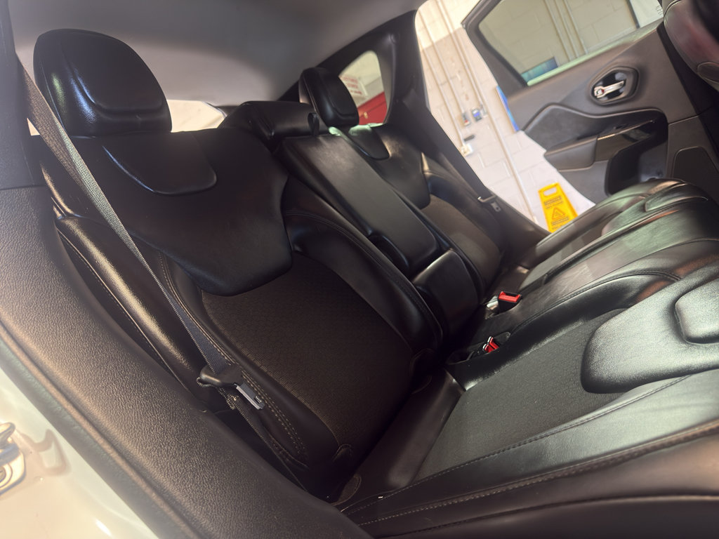 Used 2020 Jeep Cherokee Latitude Plus AWD/4WD image 27