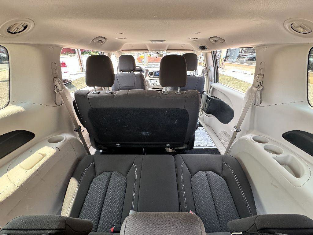 Used 2020 Chrysler Voyager L image 10