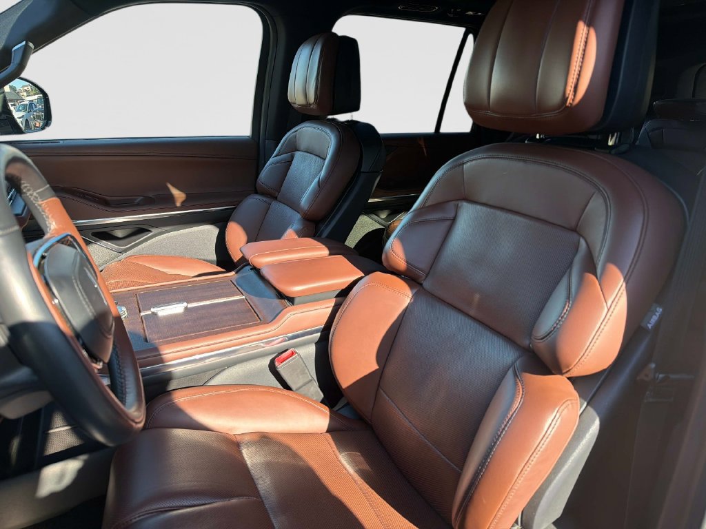 Used 2025 Lincoln Navigator Reserve AWD/4WD image 23