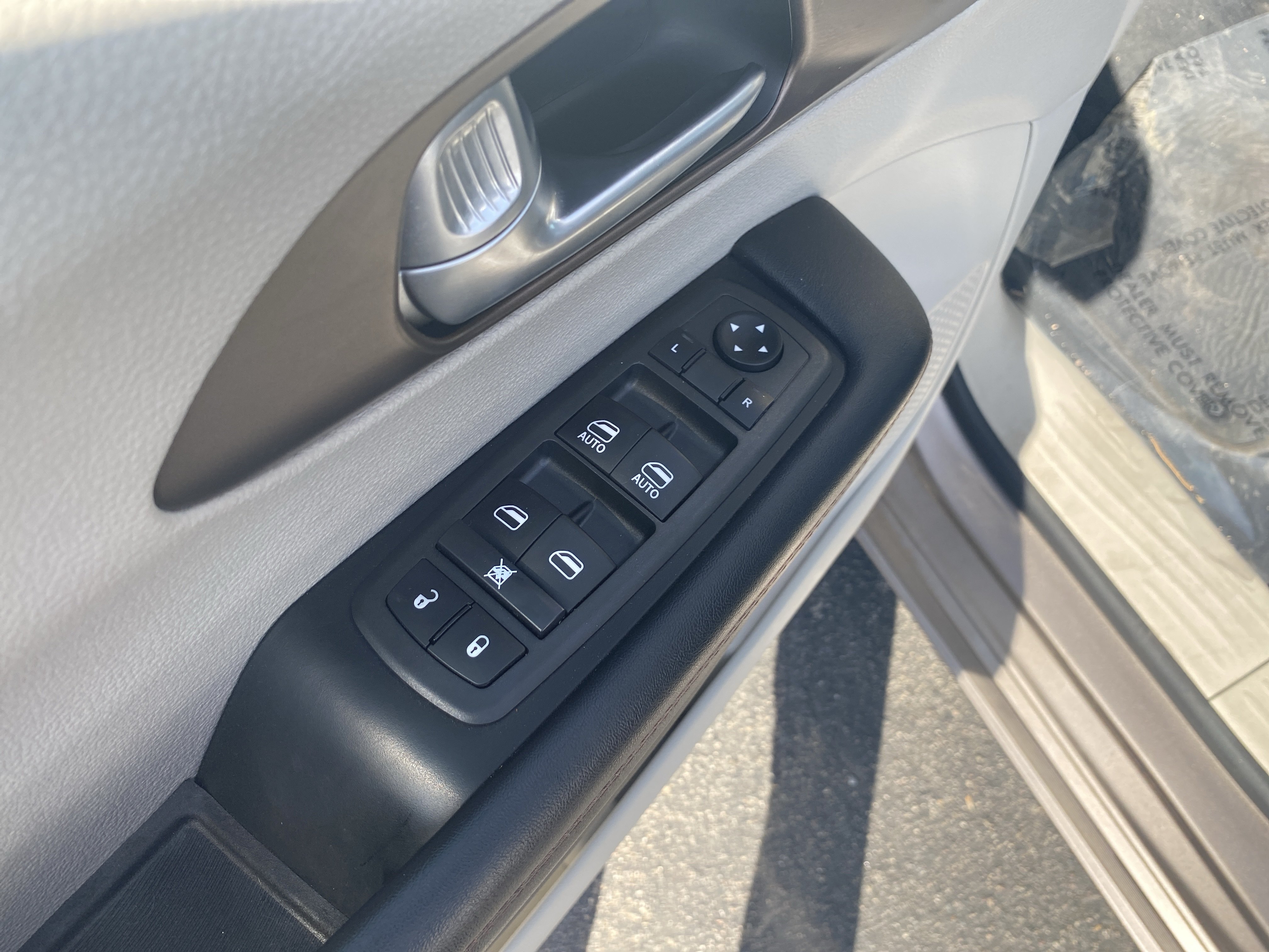 Used 2018 Chrysler Pacifica LX w/ Tire & Wheel Group FWD image 8