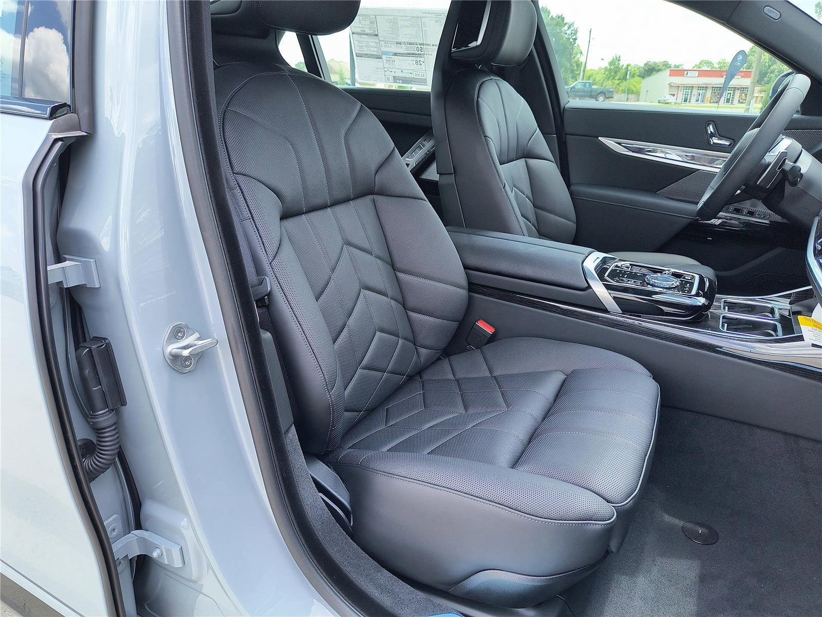 Used 2025 BMW 740i w/ Executive Package image 12