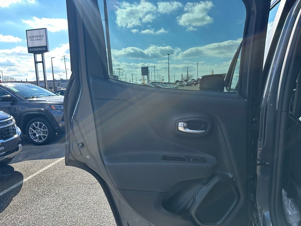 Used 2022 Jeep Renegade Altitude w/ Convenience Group AWD/4WD image 9