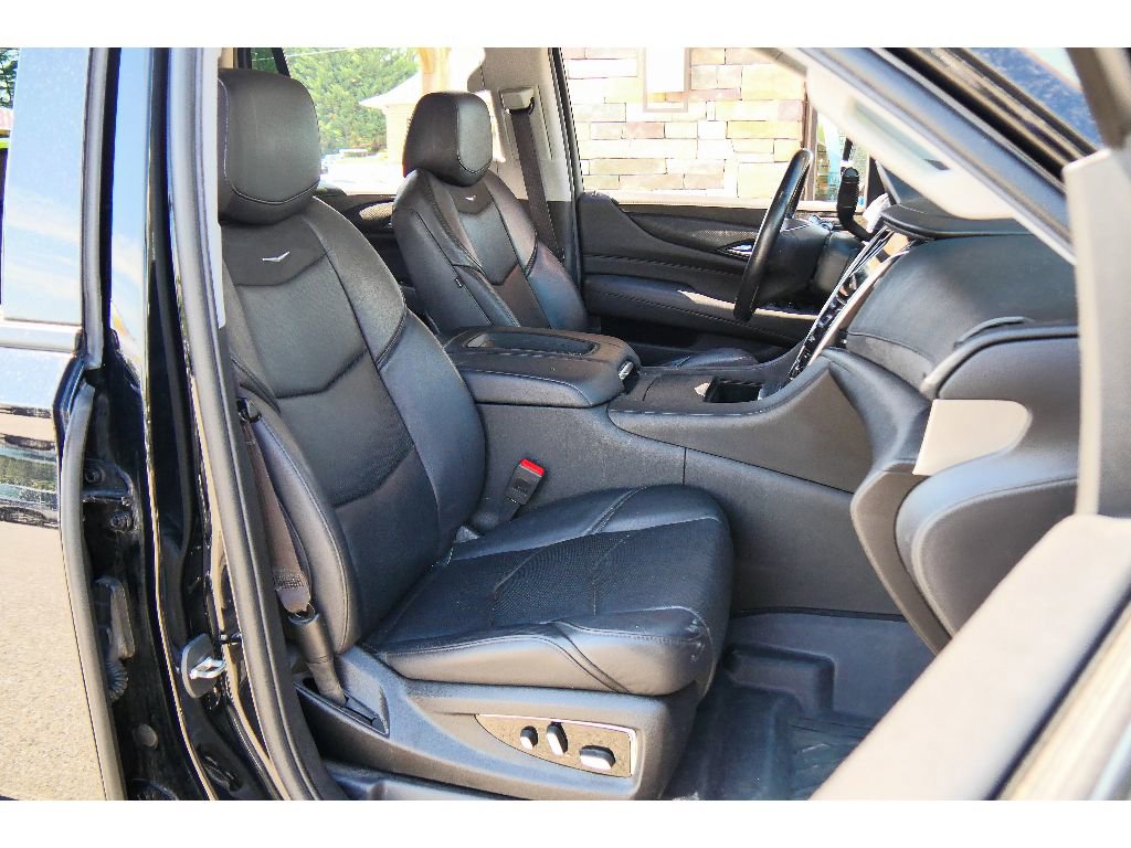 Used 2019 Cadillac Escalade Luxury w/ Escalade Sport Edition AWD/4WD image 15