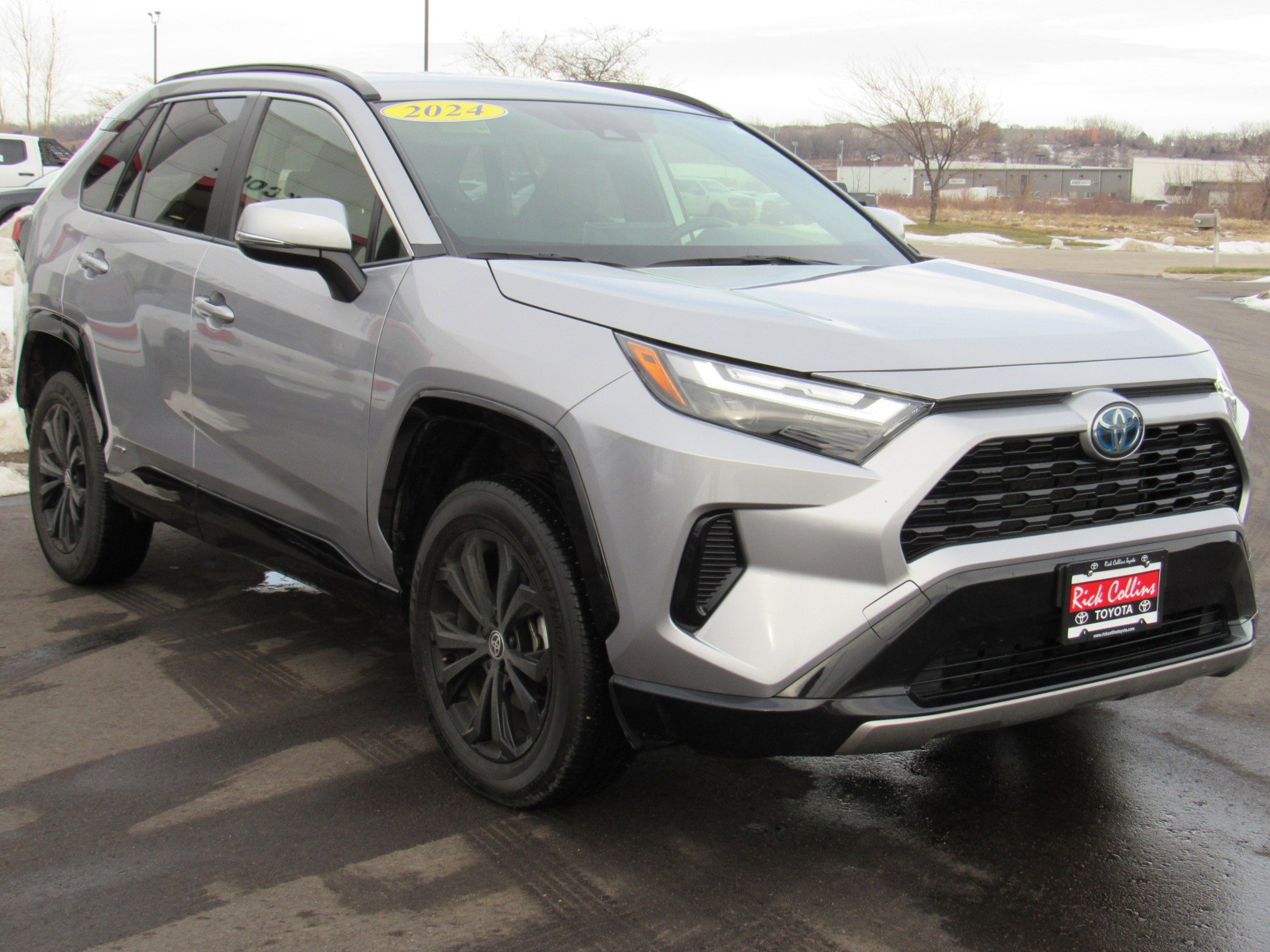 Used 2024 Toyota RAV4 SE image 4