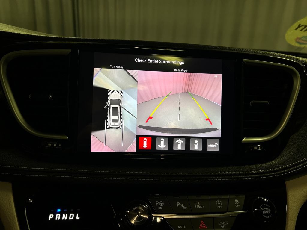 Used 2024 Chrysler Pacifica Limited AWD/4WD image 18