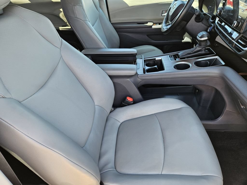 Used 2024 Toyota Sienna XLE FWD image 15