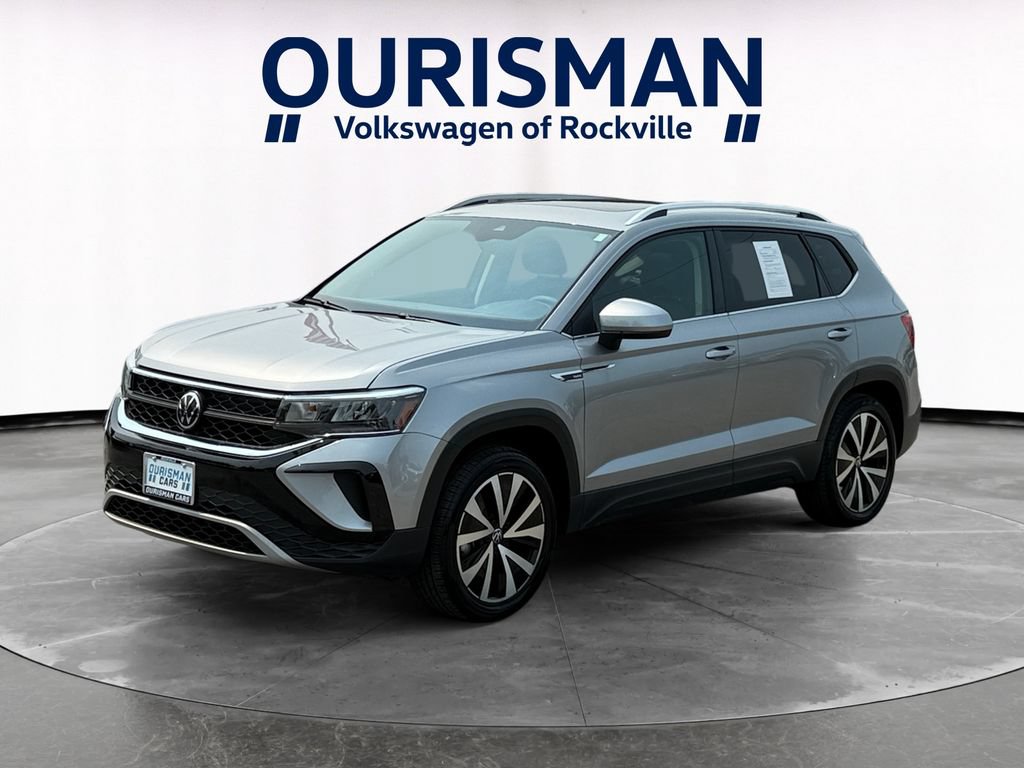 Used 2023 Volkswagen Taos SE w/ Panoramic Sunroof Package FWD image 2