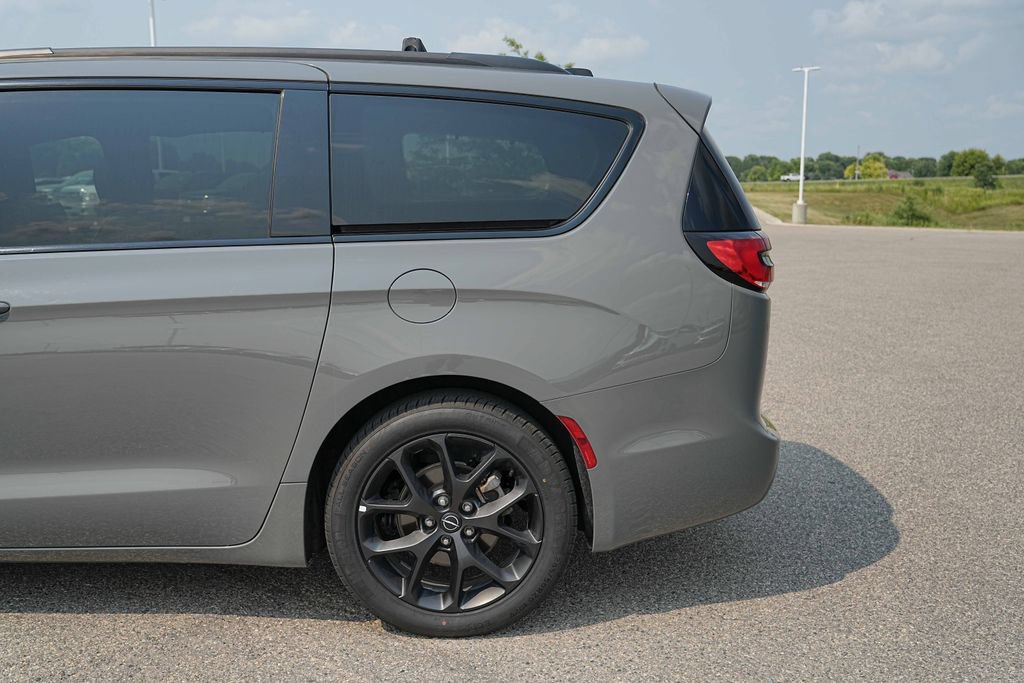 Used 2025 Chrysler Pacifica Limited FWD image 12