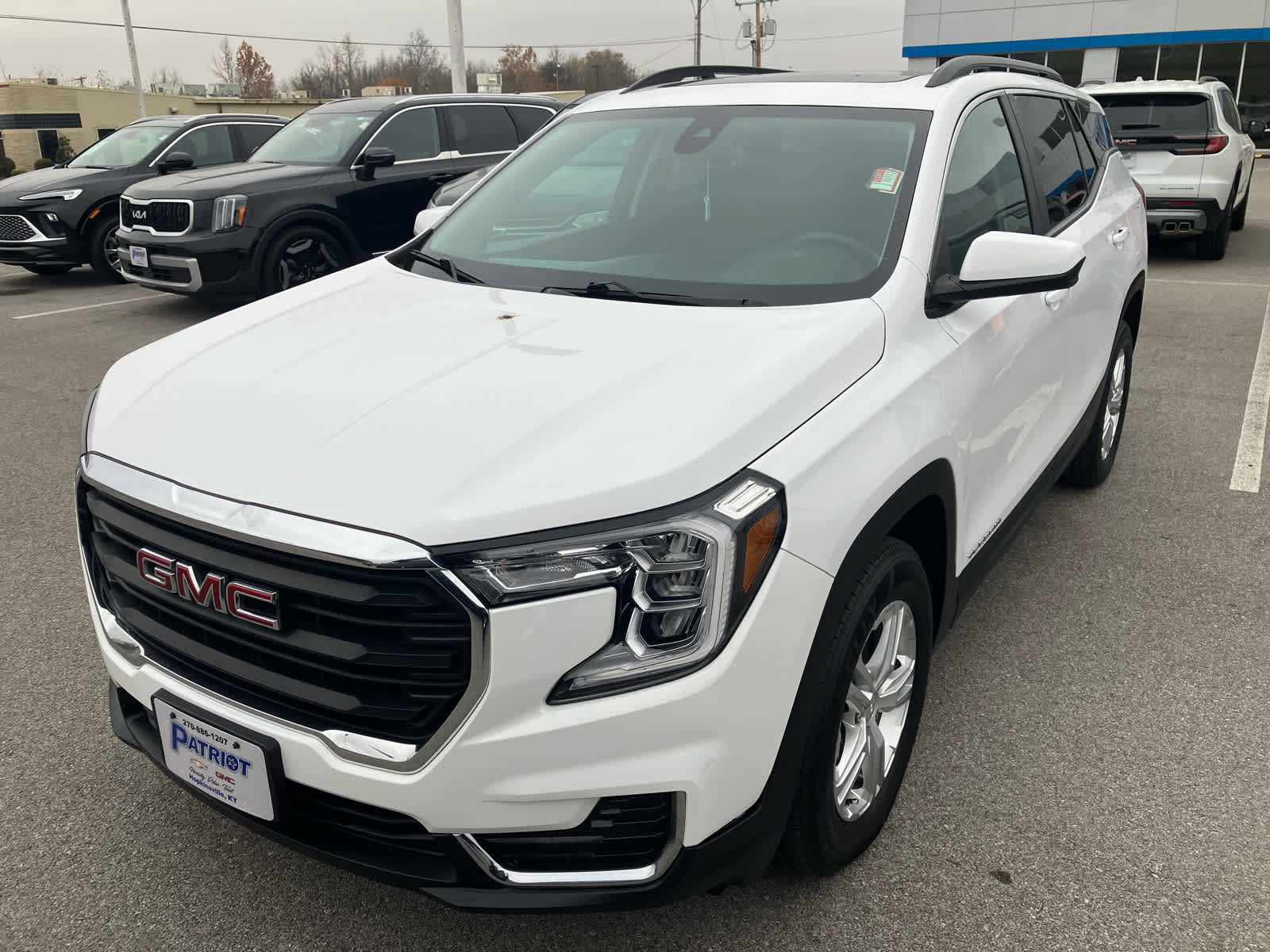 Used 2022 GMC Terrain SLE w/ Driver Convenience Package image 3