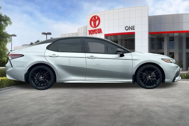 Used 2022 Toyota Camry XSE FWD image 3