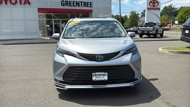 Used 2024 Toyota Sienna XLE AWD/4WD image 2