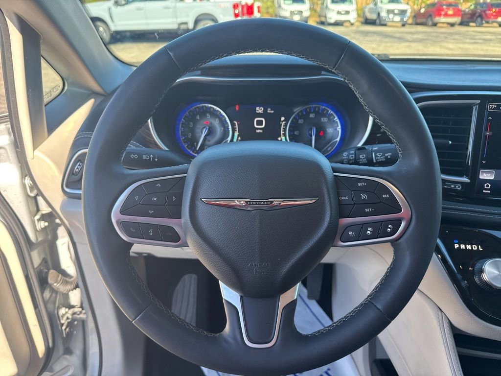 Used 2024 Chrysler Pacifica Limited image 3