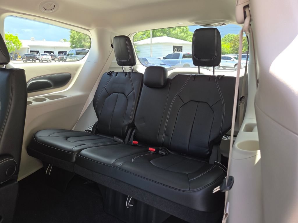 Used 2023 Chrysler Pacifica Touring-L AWD/4WD image 23