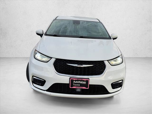Used 2023 Chrysler Pacifica Touring-L image 2