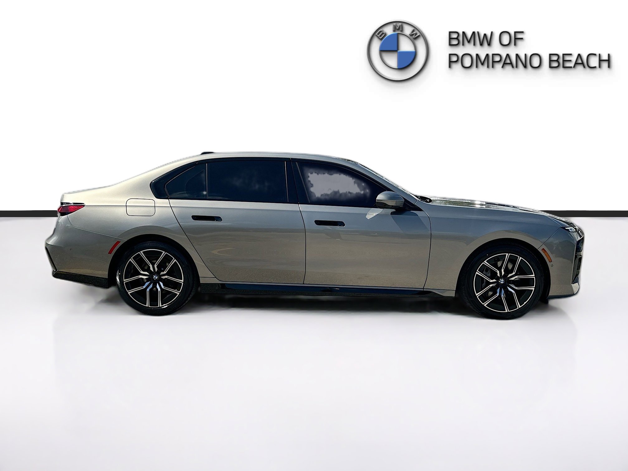 Used 2023 BMW 740i w/ Parking Assistance Package RWD image 8