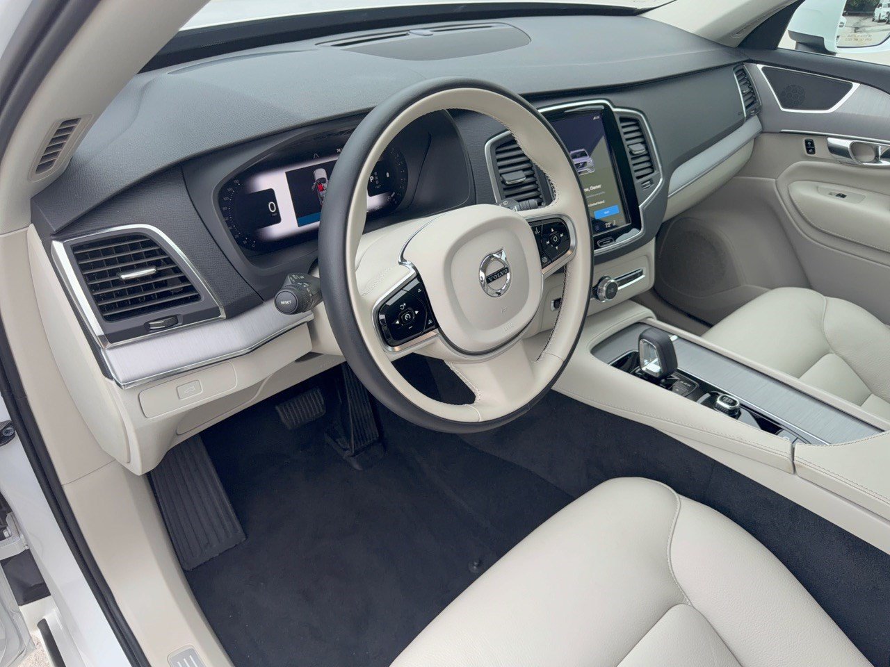 Certified 2025 Volvo XC90 B5 Core w/ Protection Package Premier AWD/4WD image 4