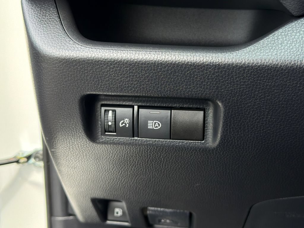 Used 2021 Toyota RAV4 LE AWD/4WD image 22