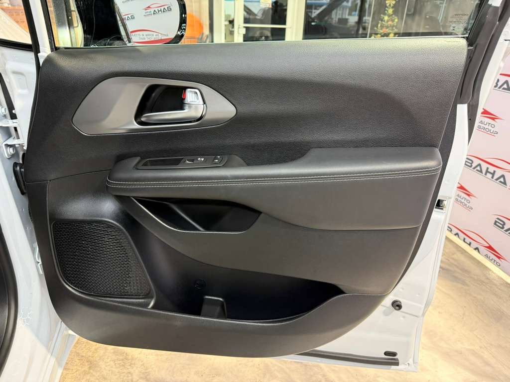 Used 2025 Chrysler Pacifica Select image 47