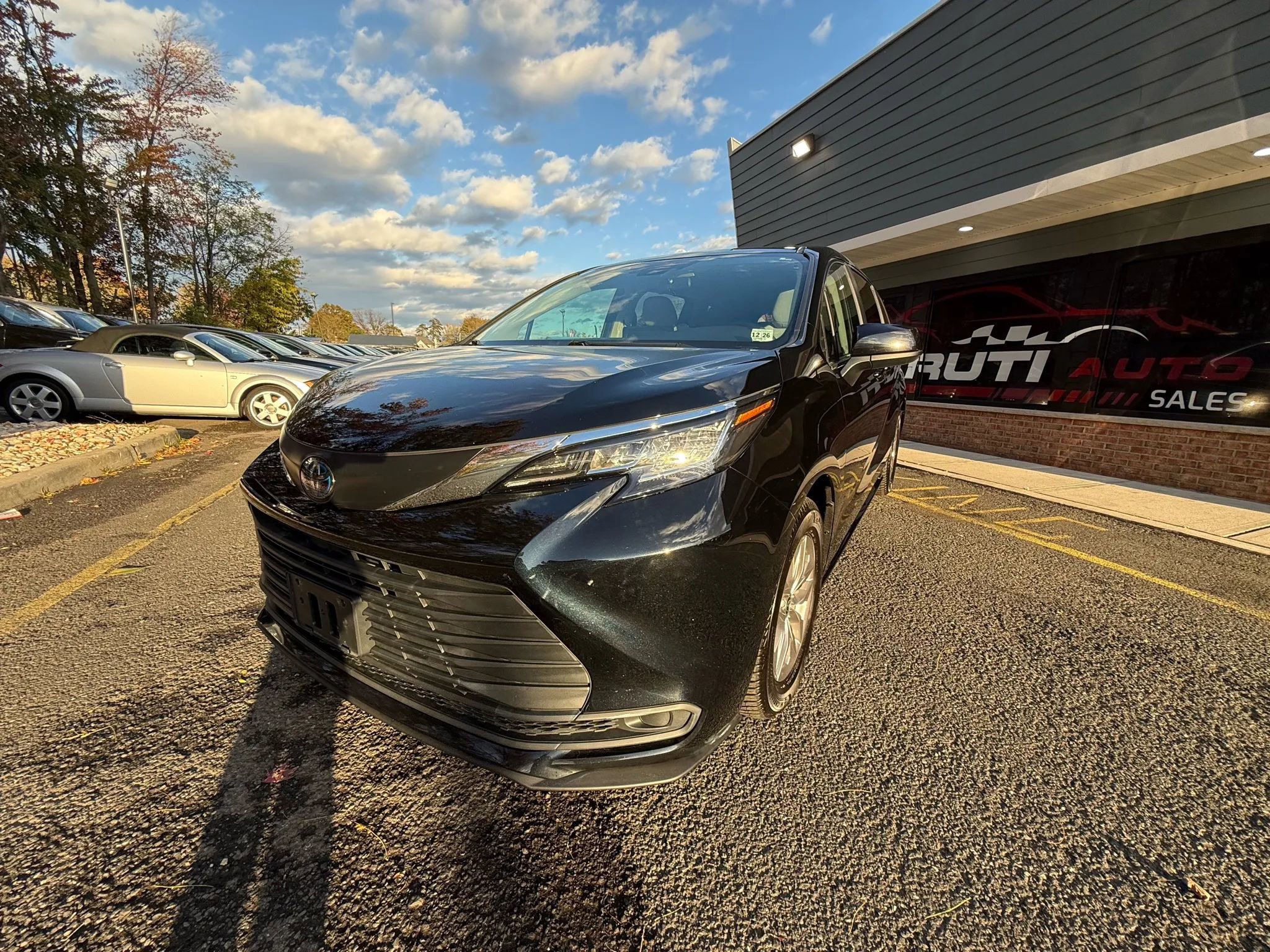 Used 2022 Toyota Sienna LE image 1
