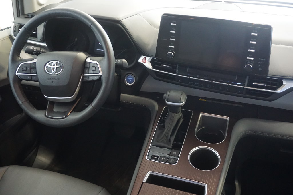 Used 2024 Toyota Sienna XLE FWD image 29