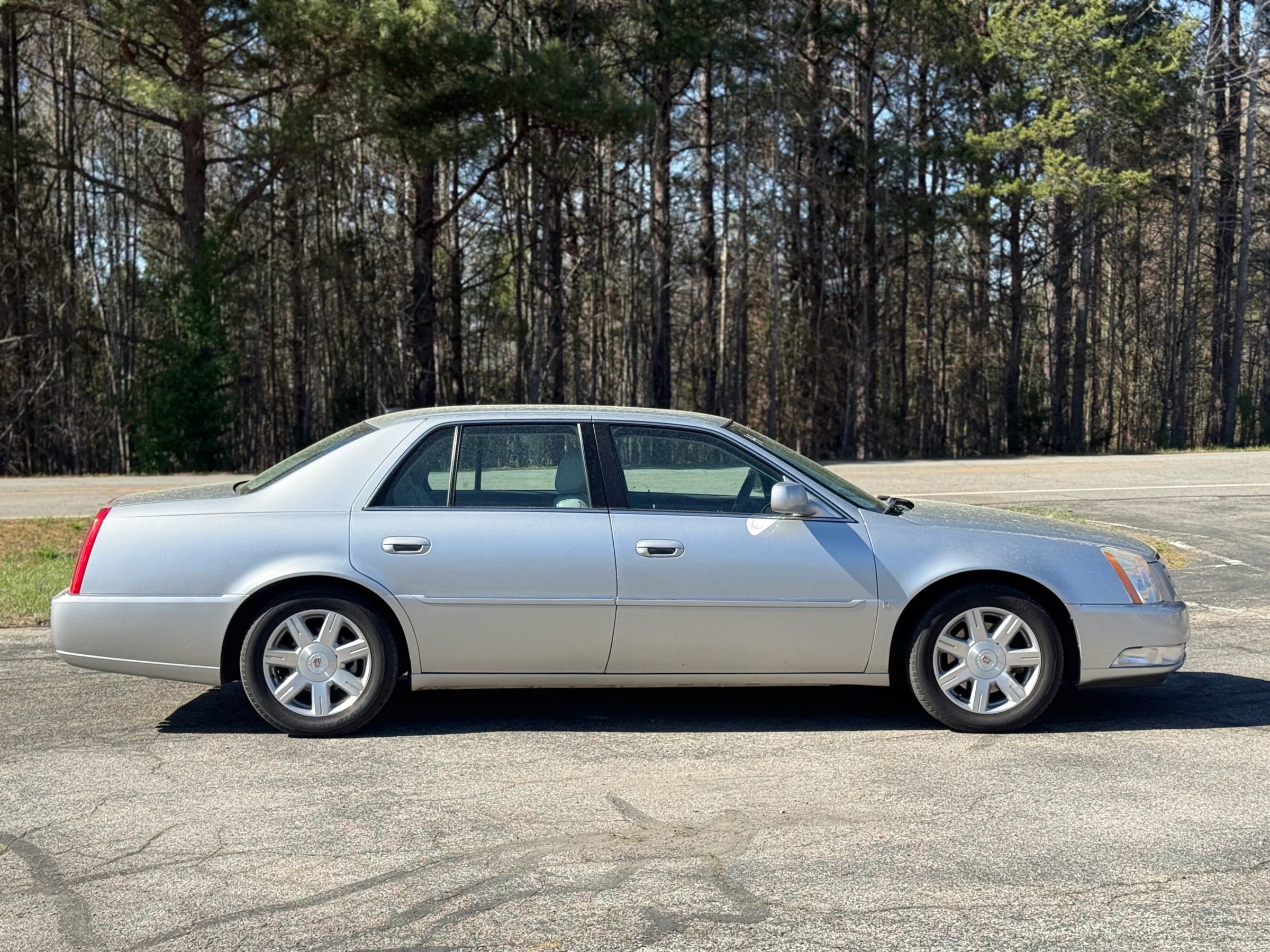 Used 2007 Cadillac DTS w/ Trunk Convenience Package image 2
