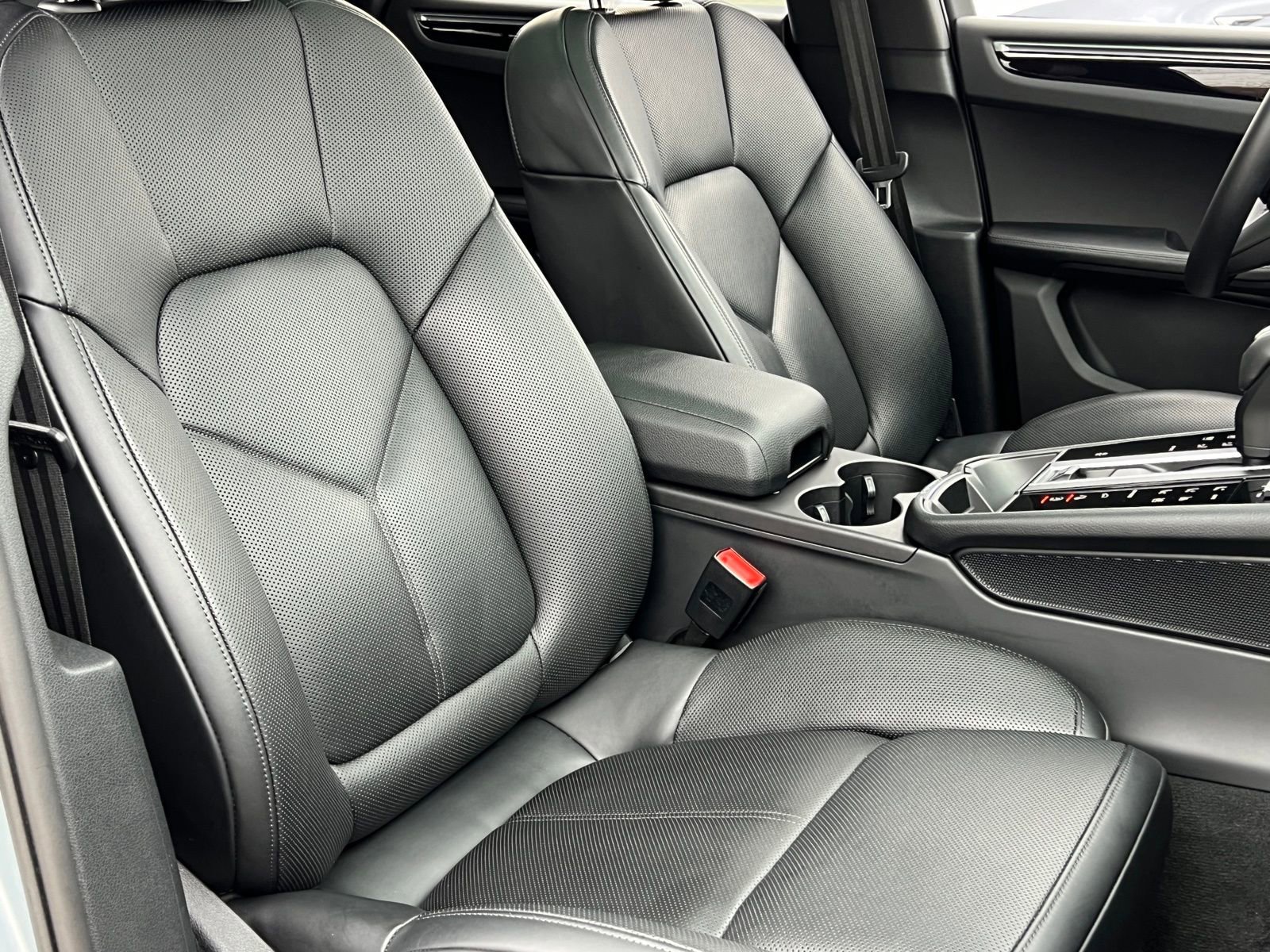 Certified 2025 Porsche Macan AWD/4WD image 16
