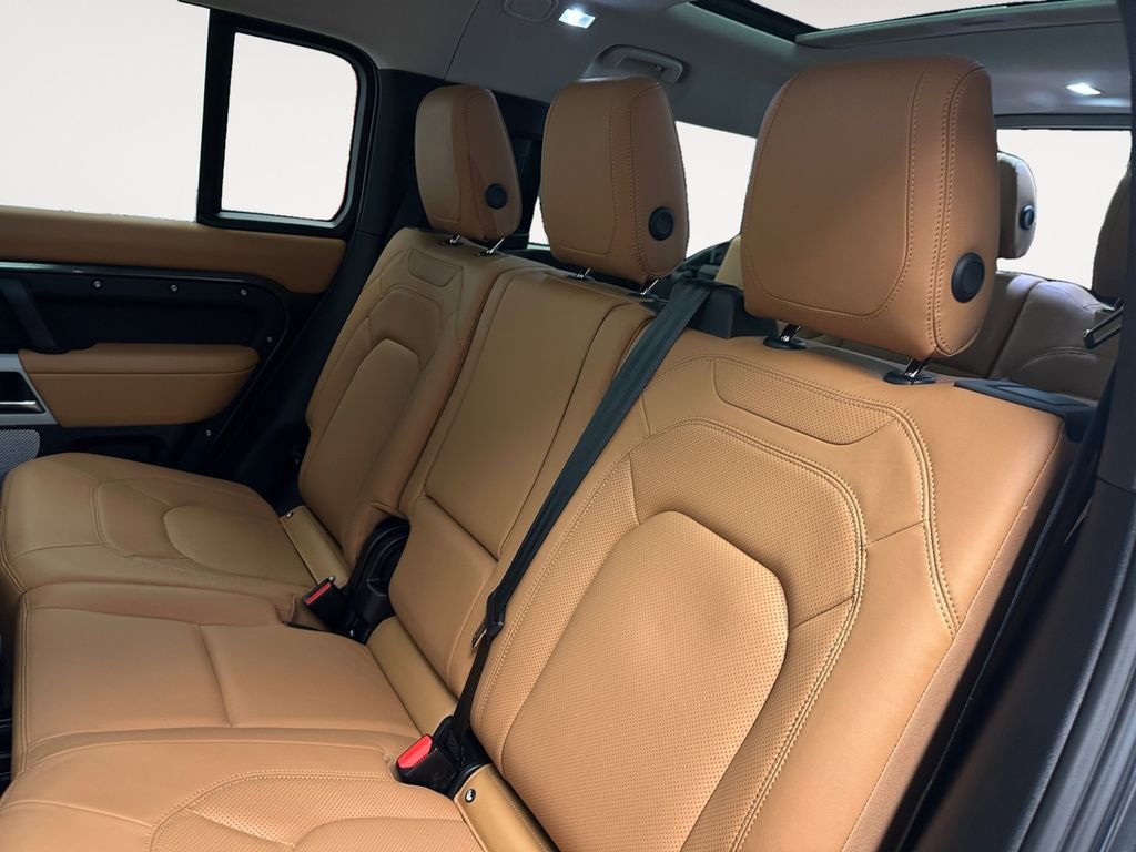 Used 2023 Land Rover Defender 130 SE image 13