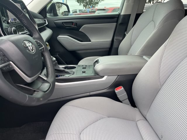 Used 2024 Toyota Highlander LE FWD image 10