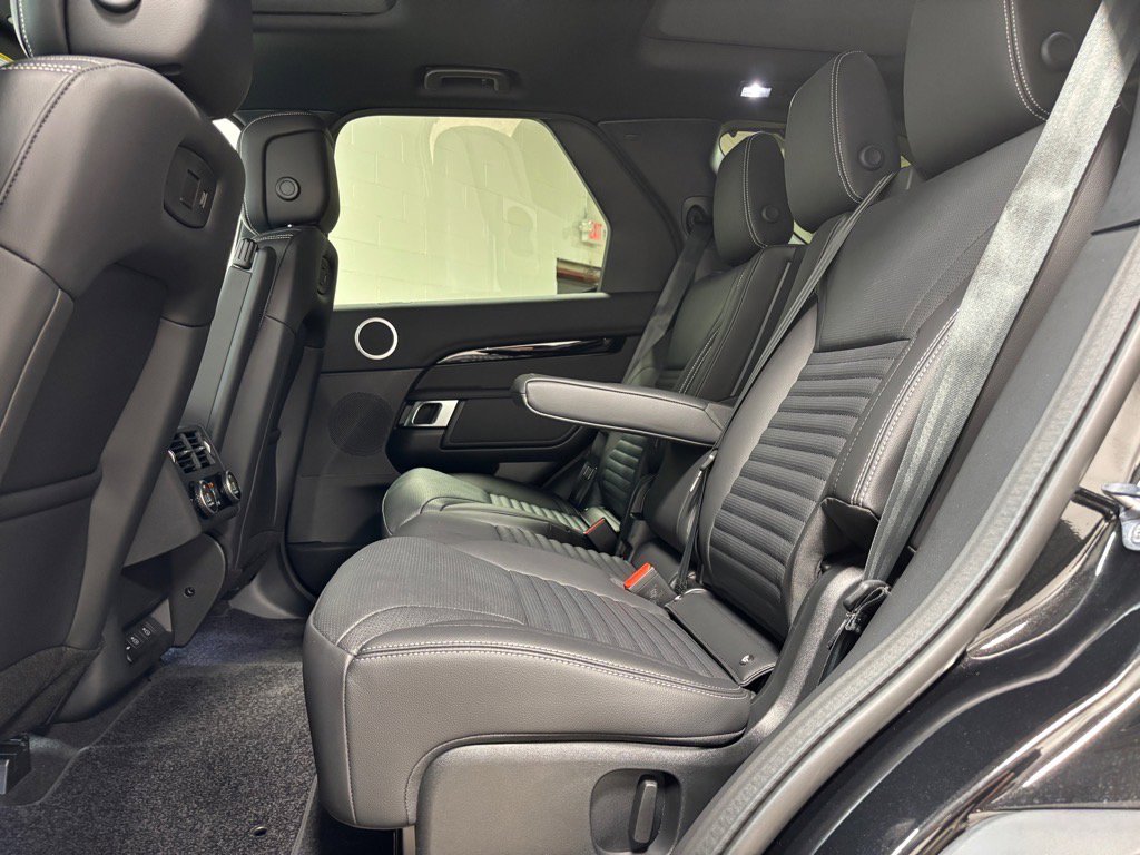 Used 2025 Land Rover Discovery S image 26