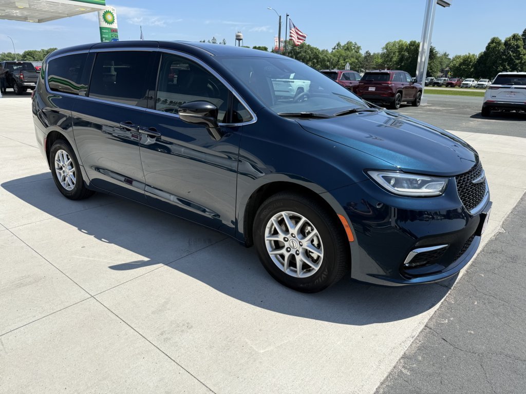 Used 2025 Chrysler Pacifica Select FWD image 1