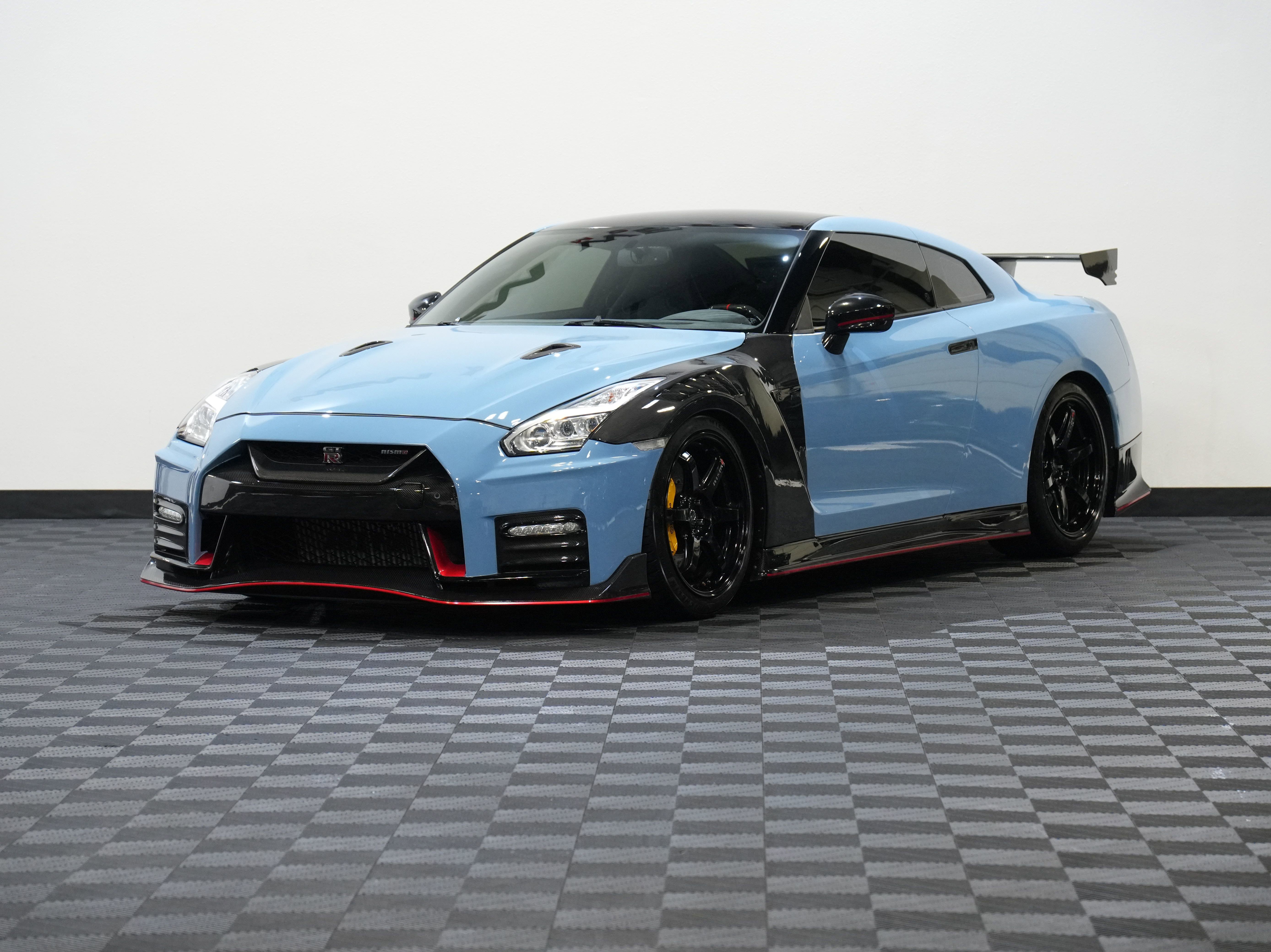 Used 2017 Nissan GT-R NISMO AWD/4WD image 3