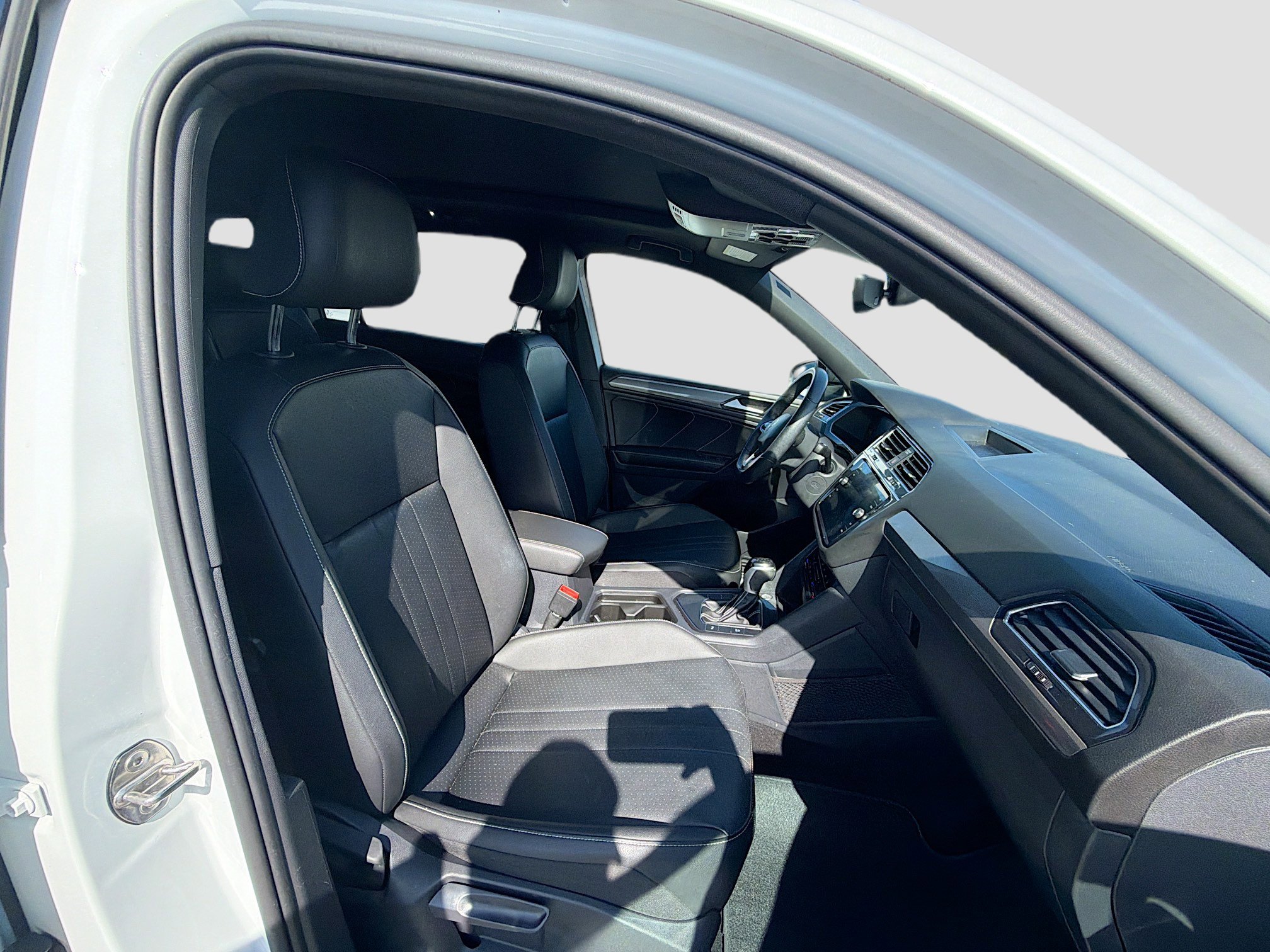 Used 2023 Volkswagen Tiguan SE R-Line image 15