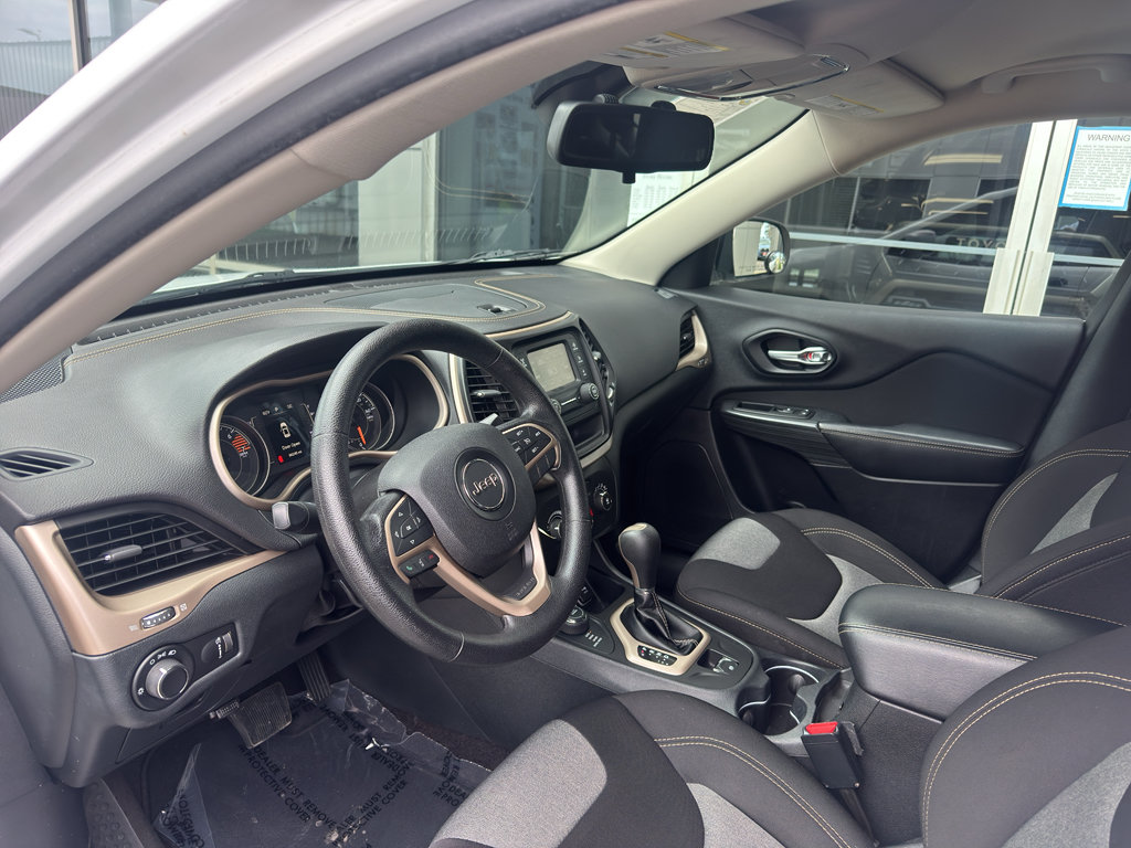 Used 2016 Jeep Cherokee Sport AWD/4WD image 3