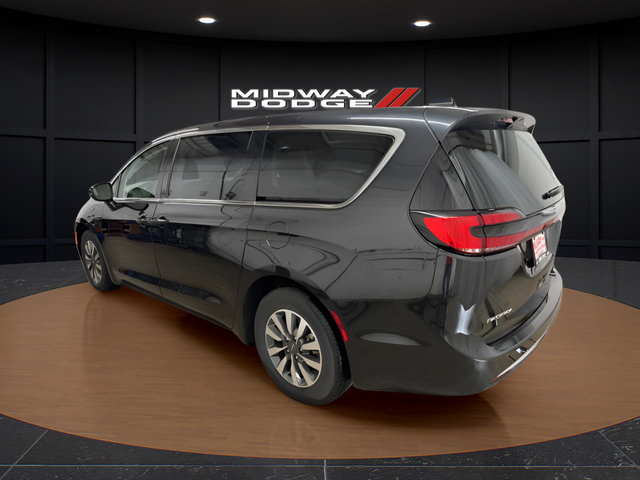 Used 2024 Chrysler Pacifica Limited FWD image 3
