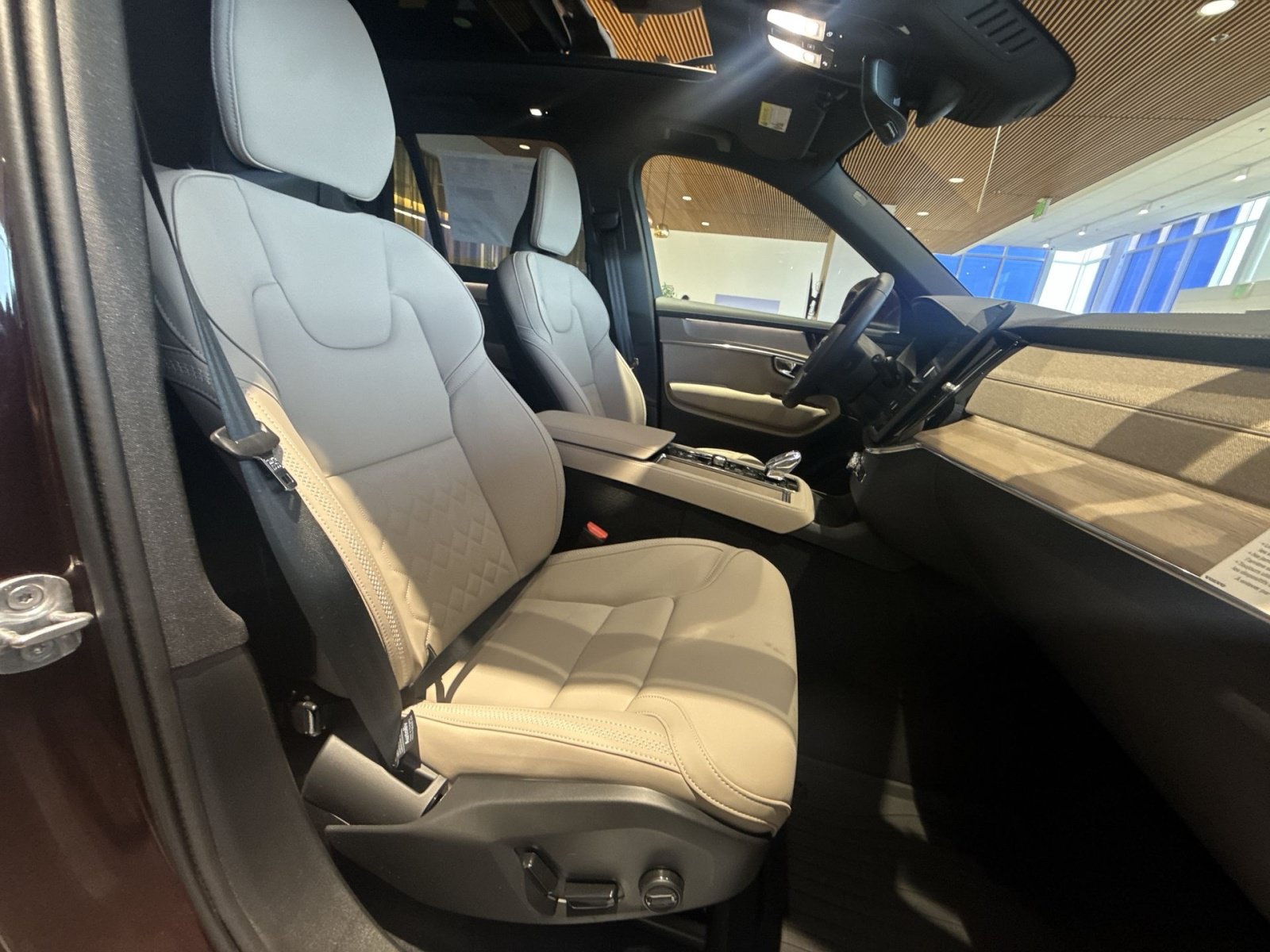 New 2026 Volvo XC90 T8 Plus w/ Protection Package Premier AWD/4WD image 24