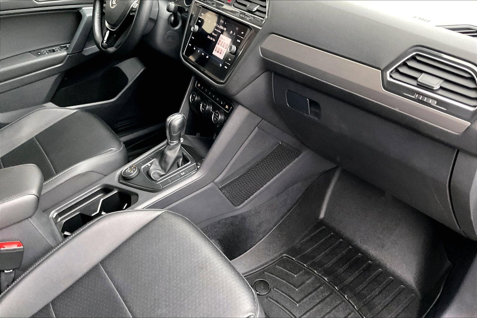 Used 2019 Volkswagen Tiguan SE image 19