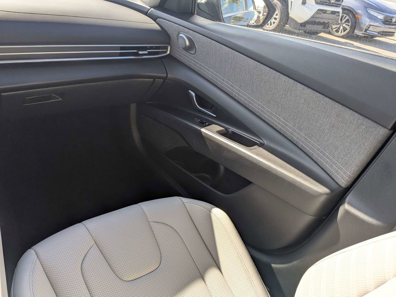 Used 2025 Hyundai Elantra Limited FWD image 16